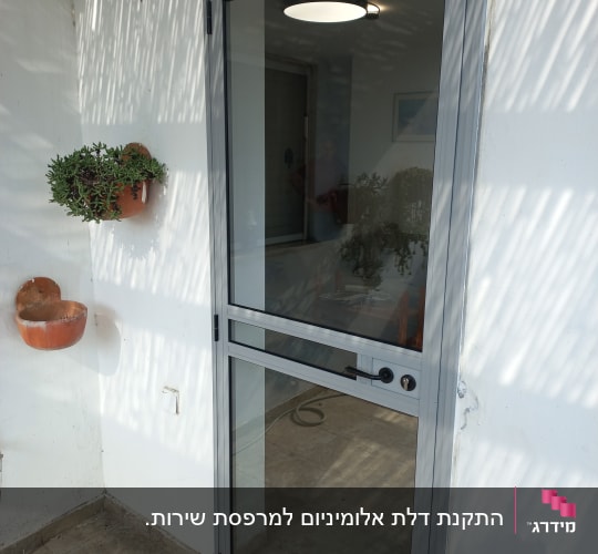 דלת אלומיניום עם זכוכית שקופה
